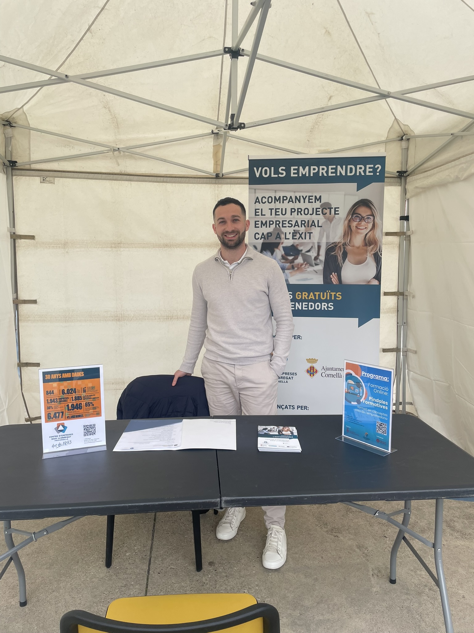 Carlos Cantos, assessor del Centre d’Empreses, a l’estand on s’informava dels nostres serveis